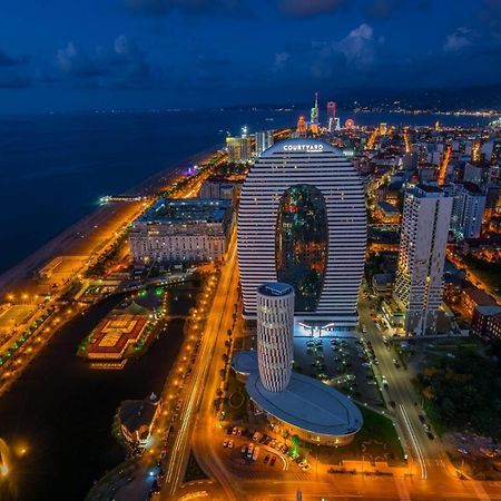 Alliance Palace Aparthotel By Marriott Batumi Bagian luar foto
