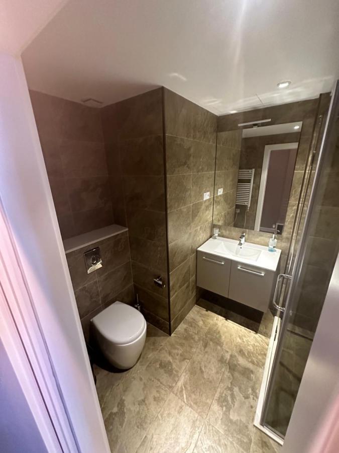Alliance Palace Aparthotel By Marriott Batumi Bagian luar foto