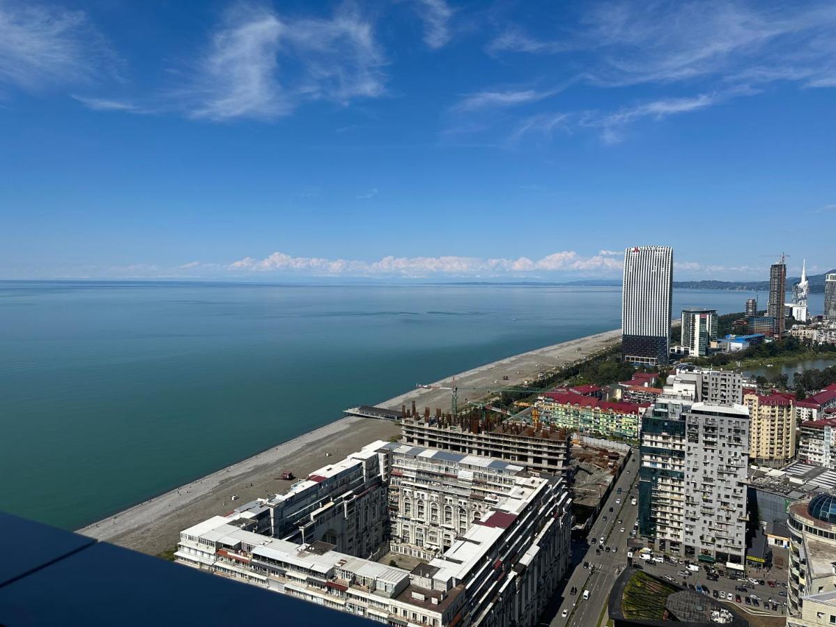 Alliance Palace Aparthotel By Marriott Batumi Bagian luar foto