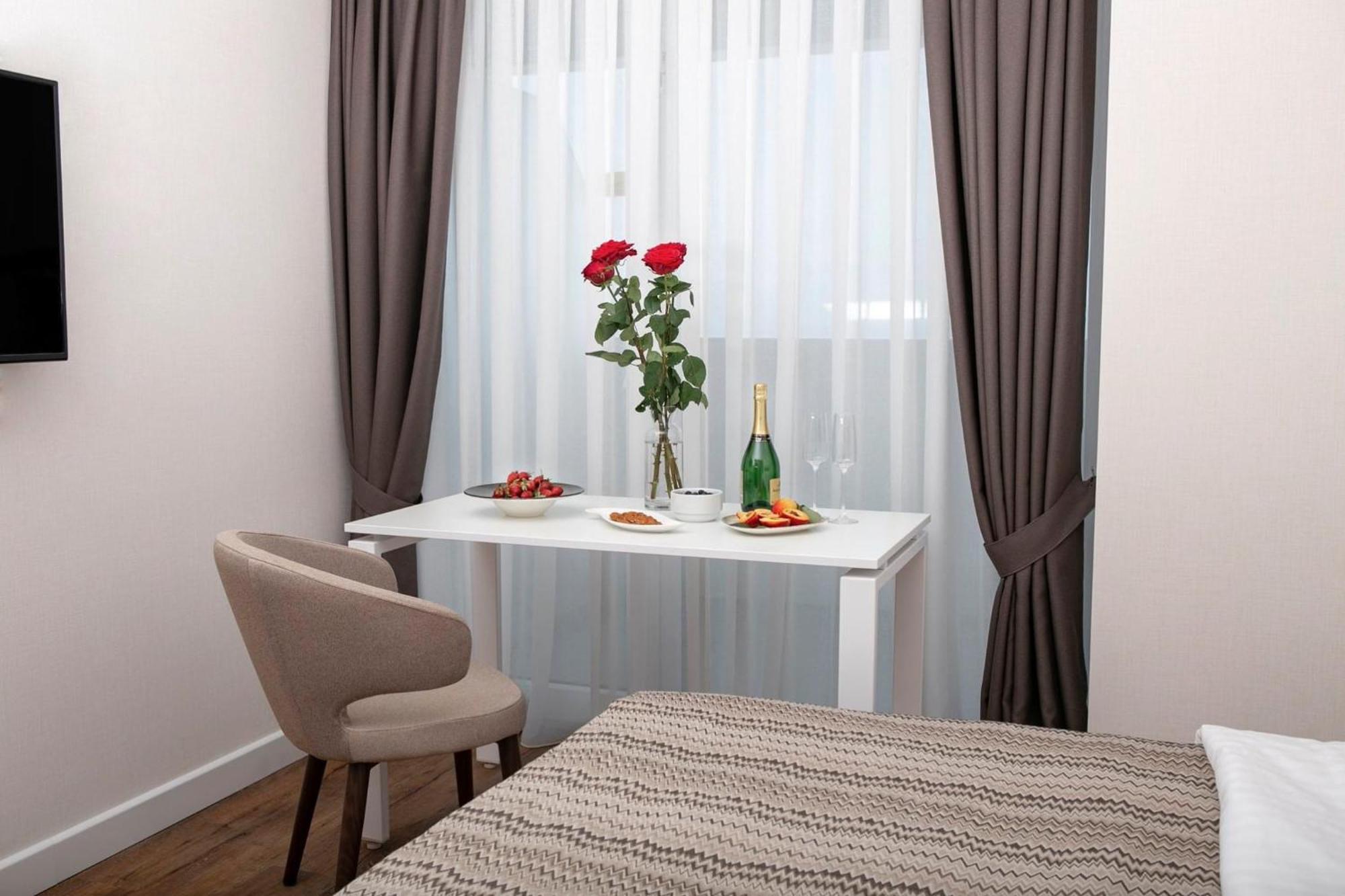 Alliance Palace Aparthotel By Marriott Batumi Bagian luar foto