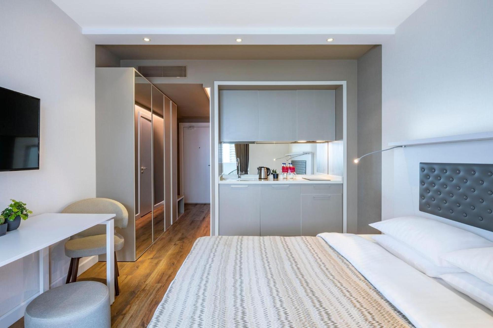 Alliance Palace Aparthotel By Marriott Batumi Bagian luar foto