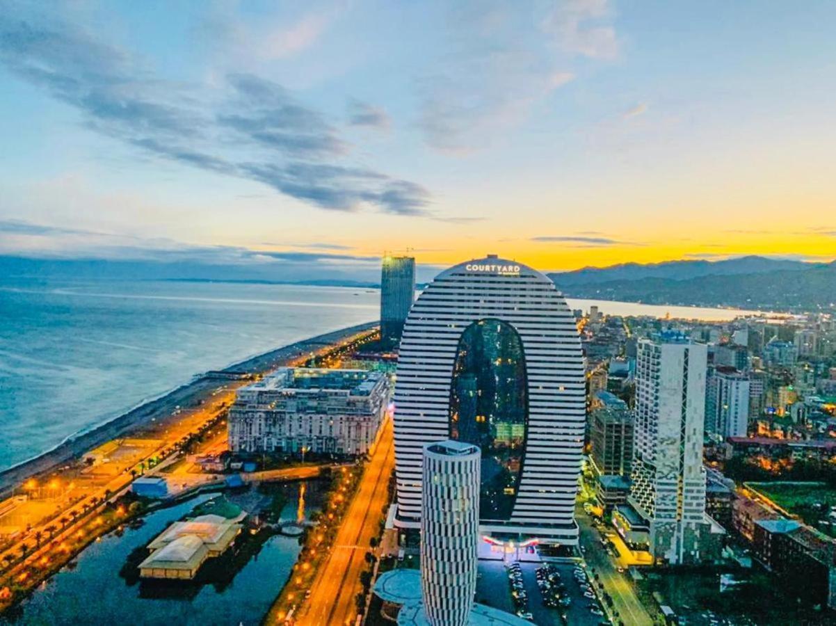 Alliance Palace Aparthotel By Marriott Batumi Bagian luar foto